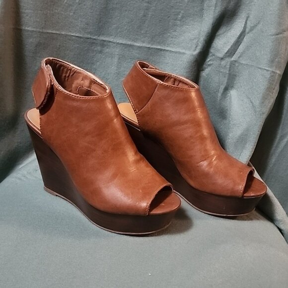 SODA Brown wedge heels. - Picture 1 of 10